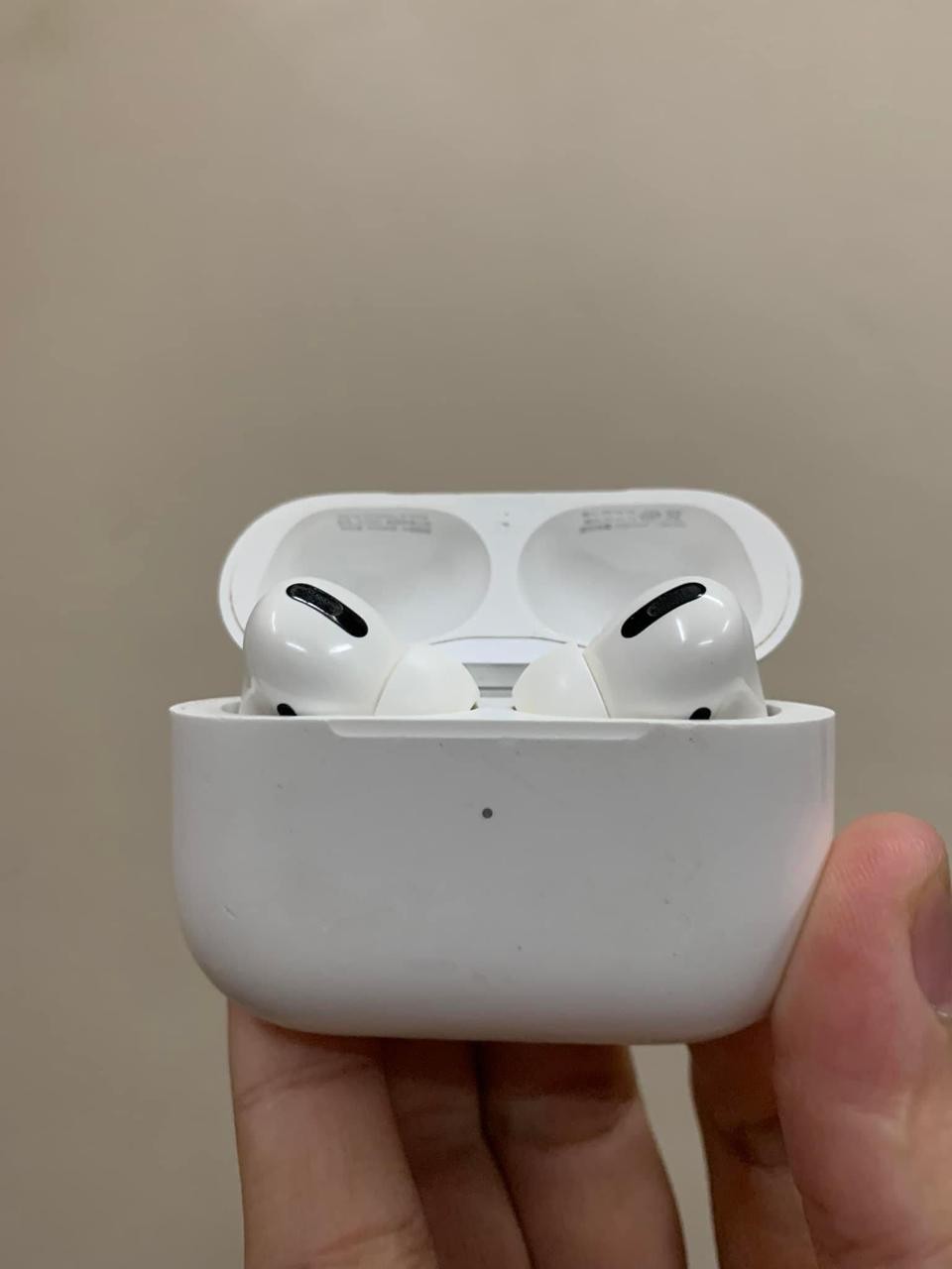 ແອພ໋ອດ Apple AirPods Pro ຂອງແທ້100% ສາມາດຕັດສຽງລົບກວນຈາກພາຍນອກ-ຟັງສຽງຈາກພາຍນອກໄດ້ ປັບສຽງສະເຕີລິໂອໄດ້ ເຊື່ອມໄດ້ກັບທຸກລຸ້ນຂອງໂທລະສັບ, ສຽງທຸ້ມ, ສຽງດີ, ສຽງດັງຟັງຊັດ, ໃສ່ສະບາຍ ສິນຄ້າຄຸນນະພາບ100%