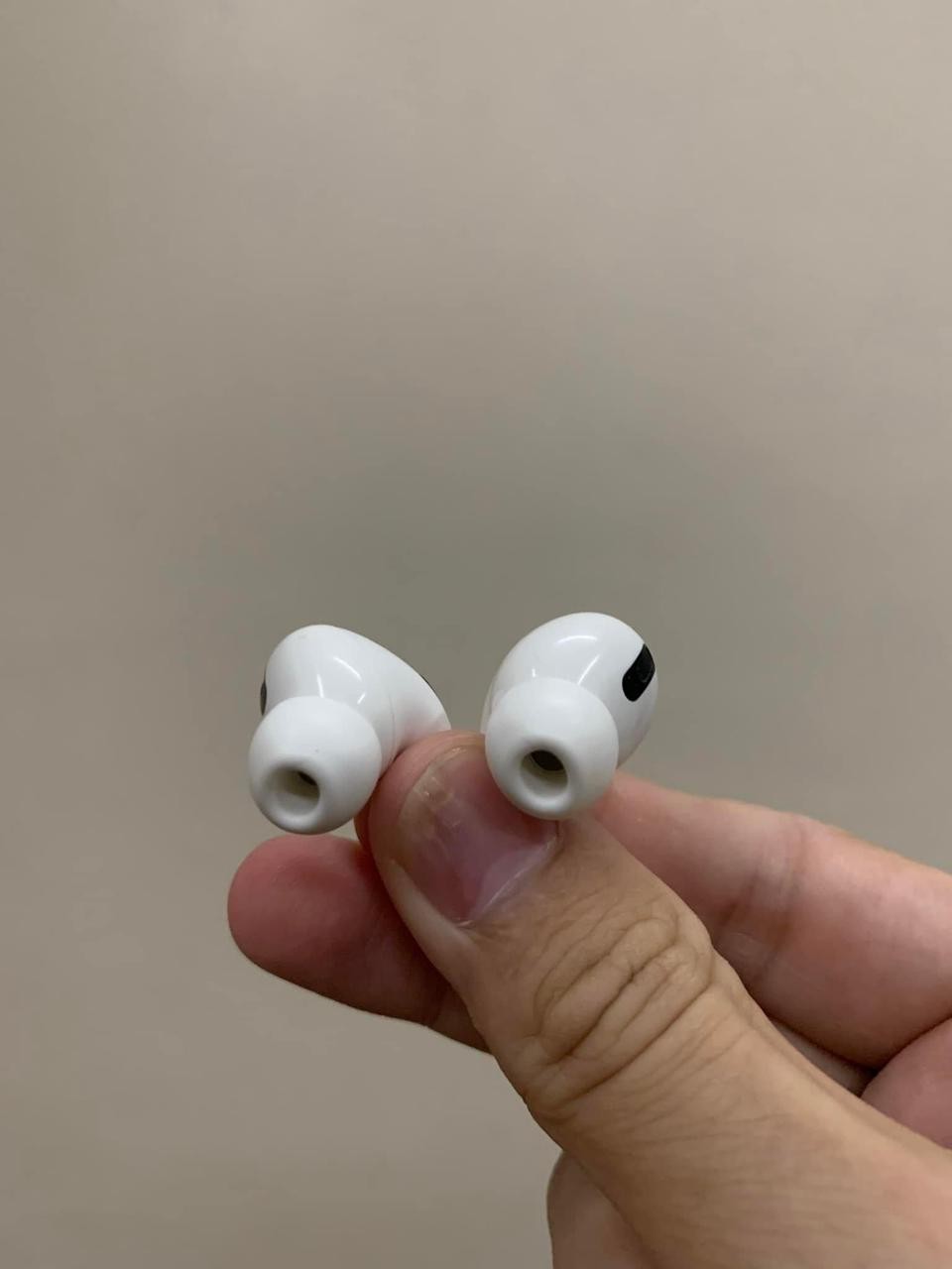 ແອພ໋ອດ Apple AirPods Pro ຂອງແທ້100% ສາມາດຕັດສຽງລົບກວນຈາກພາຍນອກ-ຟັງສຽງຈາກພາຍນອກໄດ້ ປັບສຽງສະເຕີລິໂອໄດ້ ເຊື່ອມໄດ້ກັບທຸກລຸ້ນຂອງໂທລະສັບ, ສຽງທຸ້ມ, ສຽງດີ, ສຽງດັງຟັງຊັດ, ໃສ່ສະບາຍ ສິນຄ້າຄຸນນະພາບ100%