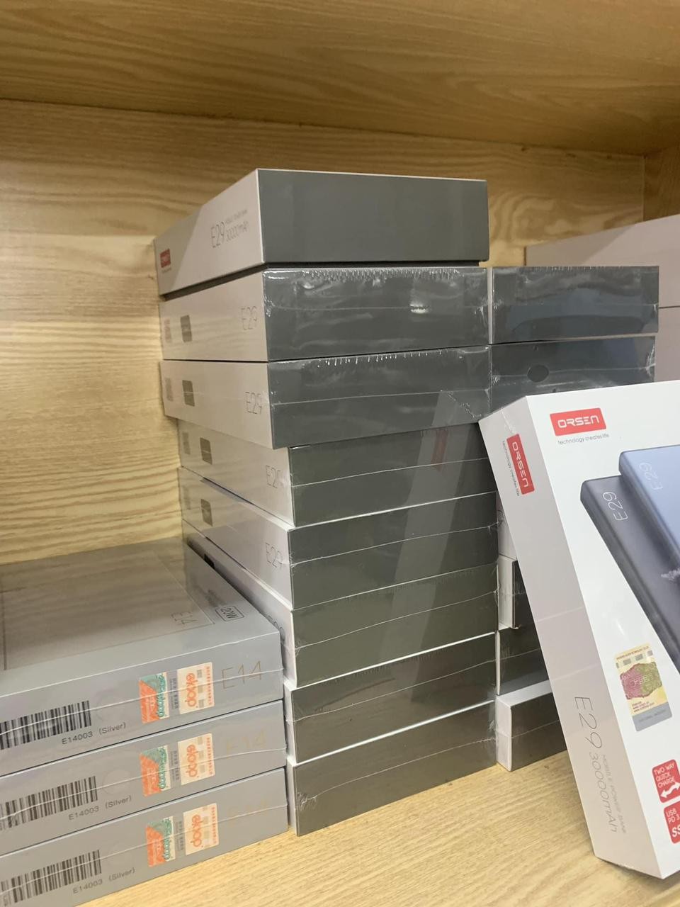 ພາເວີແບັງ Power Bank 10000mAh ສາກໄຟເຂົ້າສະຖຽນ, ຮັກສາແບັດໄດ້ດີ, ສາກແບັດເຕັມໄວ ແລະ ອຸປະກອນປອດໄພໃນການໃຊ້ງານ.