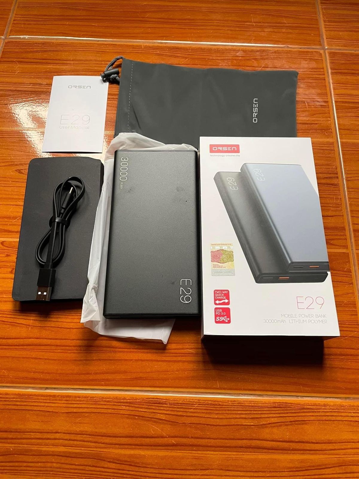 ພາເວີແບັງ Power Bank 30000mAh ລຸ້ນ E29 ສາກໄຟເຂົ້າສະຖຽນ, ຮັກສາແບັດໄດ້ດີ, ສາກແບັດເຕັມໄວ ແລະ ອຸປະກອນປອດໄພໃນການໃຊ້ງານ.
