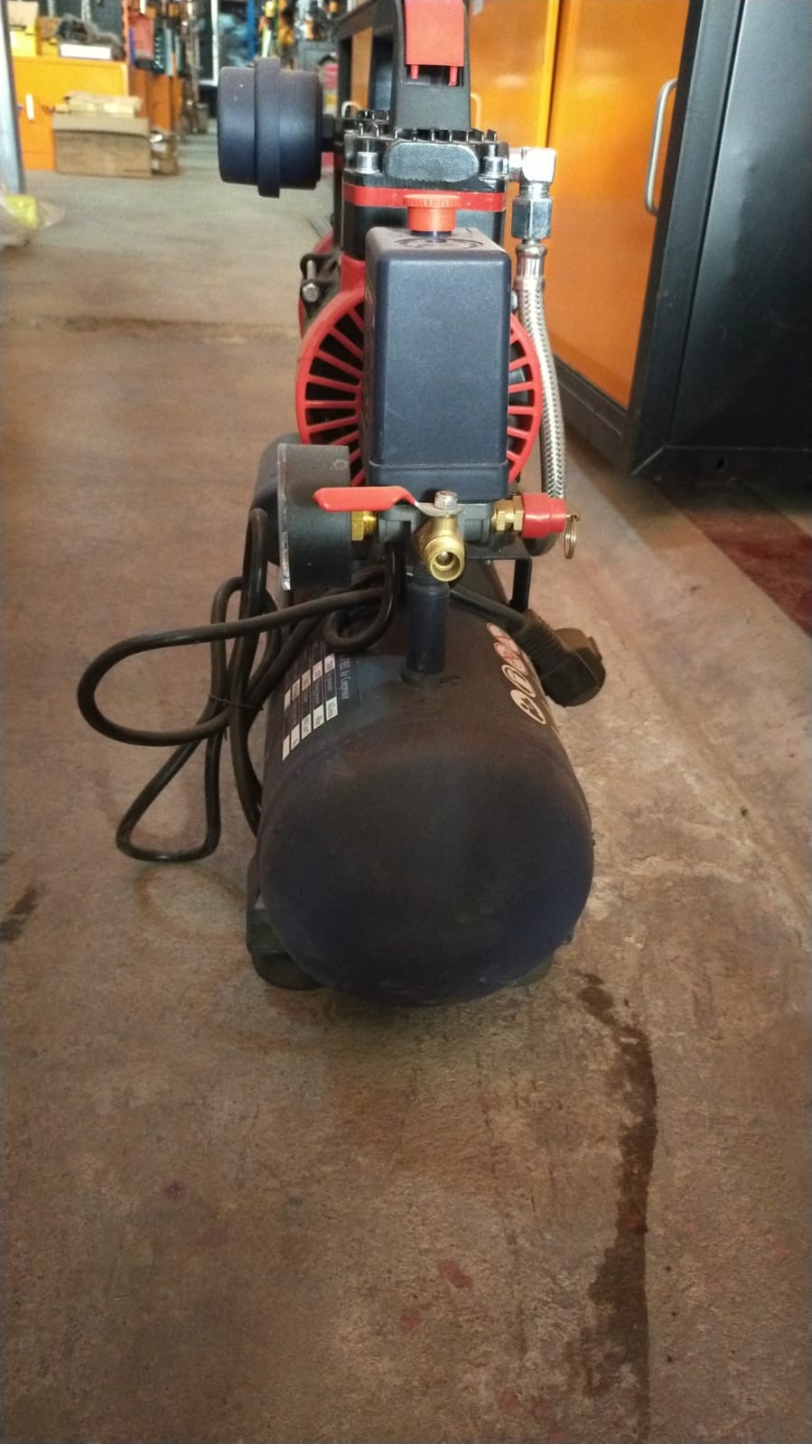 ປ້ຳລົມ 9L ກາແຮດ , ລຸ້ນ SYW750W-9L ລະບົບຜະລິດລົມທີ່ວອ່ງໄວ, ເກັບຮັກສາລົມໄດ້ຢ່າງດີ, ຫົວປ້ຳແຈບດີ, ຄວາມດັນລົມແຮງ, ຊ່ວຍໃຫ້ຊ່າງໝັ້ນໃຈໃນງານທີ່ໃຊ້ລົມໃສ່ເຄື່ອງມື້ທຸນແຮງ ແລະ ໃຊ້ລົມໃນງານຕ່າງໆ