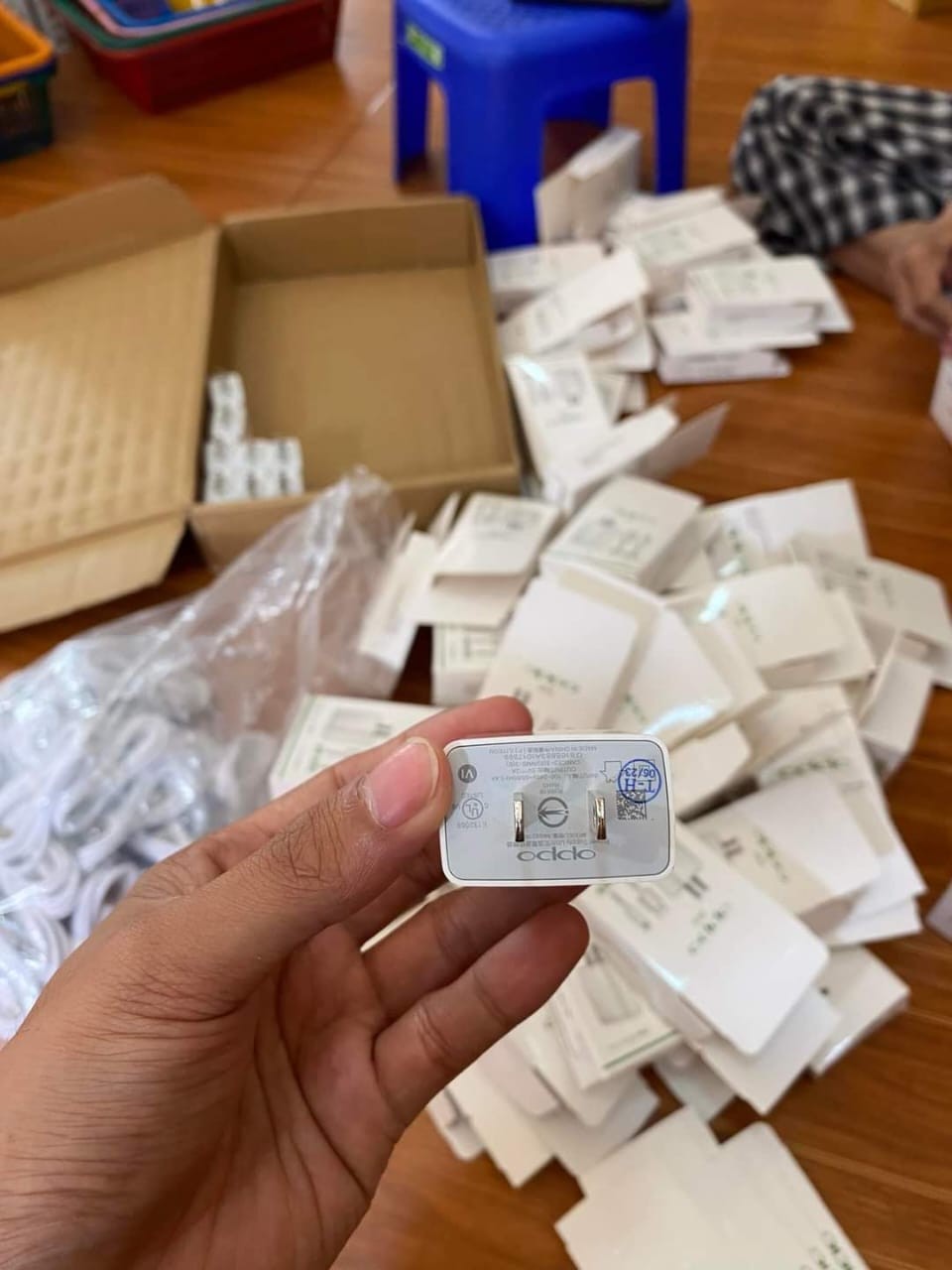 ຫົວສາກ ແລະ ສາຍສາກUSB ຍີ່ຫໍ້: OPPO ລຸ້ນ: AK-933 . ສາກເຂົ້າໄວ, ປອດໄພຕໍ່ການລັດວົງຈອນຂອງໄຟຟ້າ, ໃຊ້ດີໃຊ້ທົນນານ ໃຊ້ໄດ້ກັບມືຖື Android ທຸກລຸ້ນ.