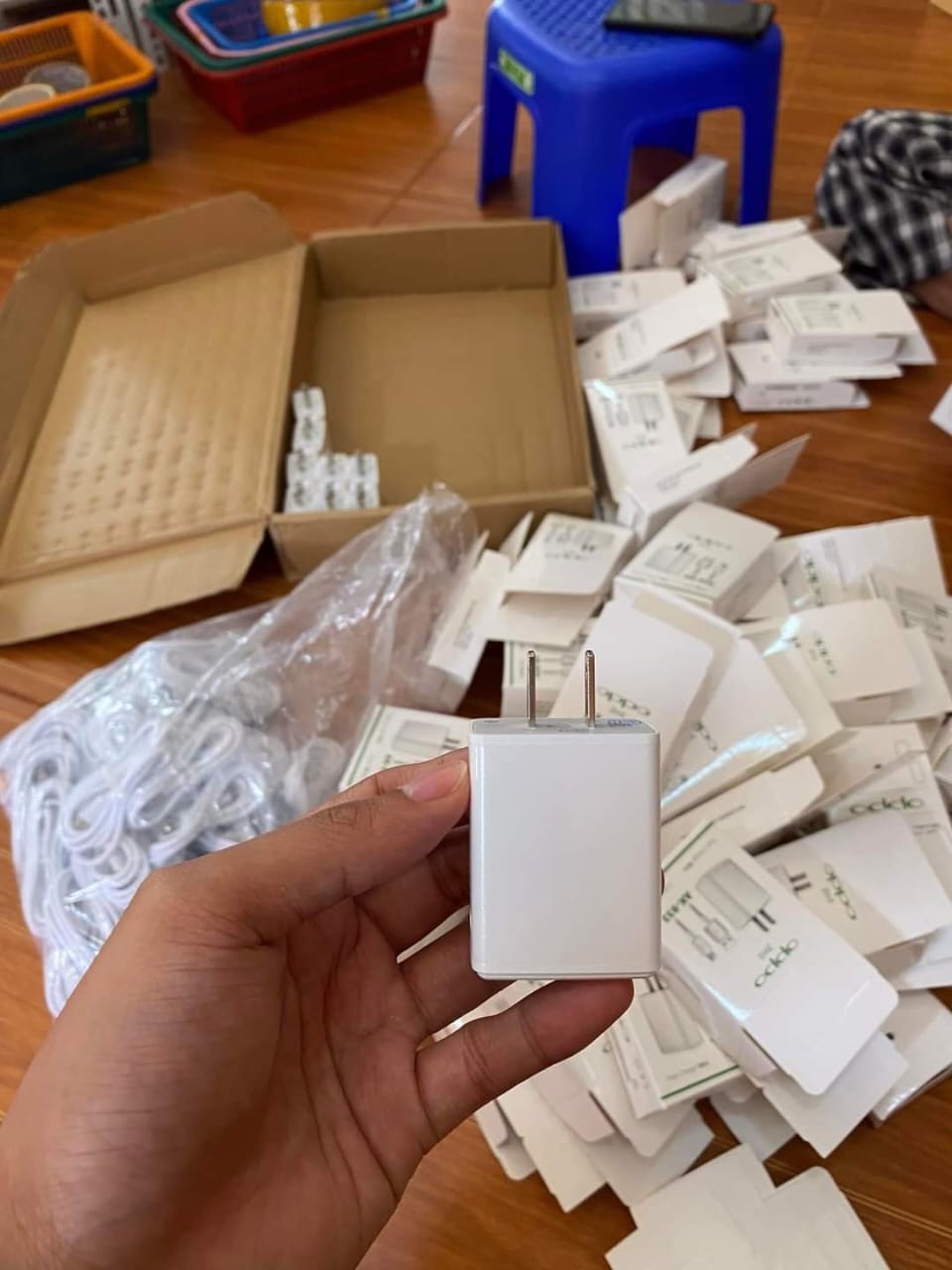 ຫົວສາກ ແລະ ສາຍສາກUSB ຍີ່ຫໍ້: OPPO ລຸ້ນ: AK-933 . ສາກເຂົ້າໄວ, ປອດໄພຕໍ່ການລັດວົງຈອນຂອງໄຟຟ້າ, ໃຊ້ດີໃຊ້ທົນນານ ໃຊ້ໄດ້ກັບມືຖື Android ທຸກລຸ້ນ.