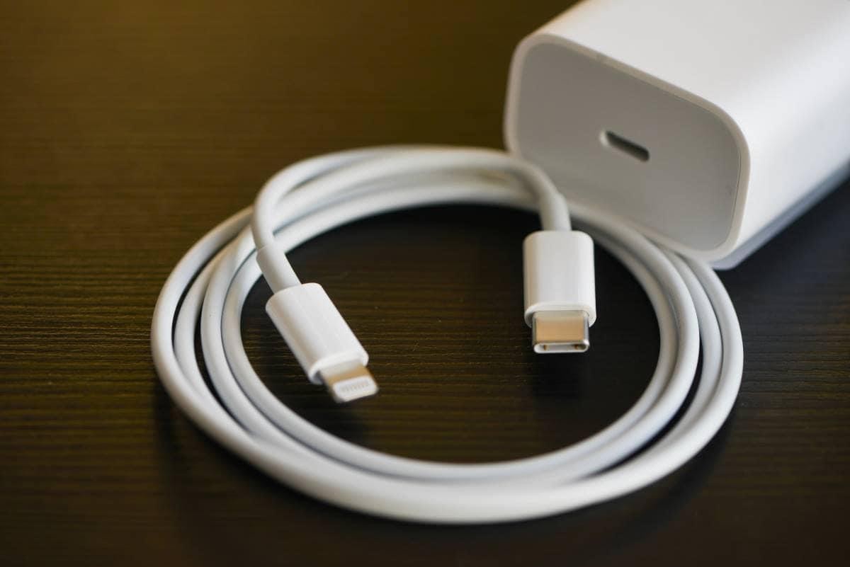 ຫົວສາກ ແລະ ສາຍສາກUSB-C ຍີ້ຫໍ້: IPHONE ລຸ້ນ: 20W , ສາຍ USB-C ເປັນສາຍ Lightning ສິນຄ້າຂອງແທ້ ຄຸນນະພາບດີ ສາກເຂົ້າໄວ-ເຕັມໄວ100% ສາກໄຟເຂົ້າສະຖຽນ, ຮັກສາແບັດໂທລະສັບໄດ້ດີ ແລະອຸປະກອນປອດໄພໃນການໃຊ້ງານ.