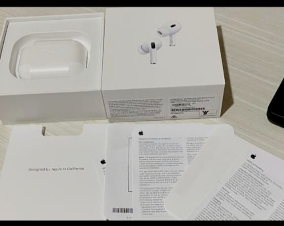 ຫູຟັງໄຮ້ສາຍ AirPods Pro ຍີ່ຫໍ້: Apple , ລຸ້ນ: A2083 A2084 A2190. ຫູຟັງໄຮ້ສາຍມາພ້ອມກັບເຄສສາກໄຮ້ສາຍອອກແບບໂດຍ Apple ໃນລັດແຄລິຟໍເນີຍ
