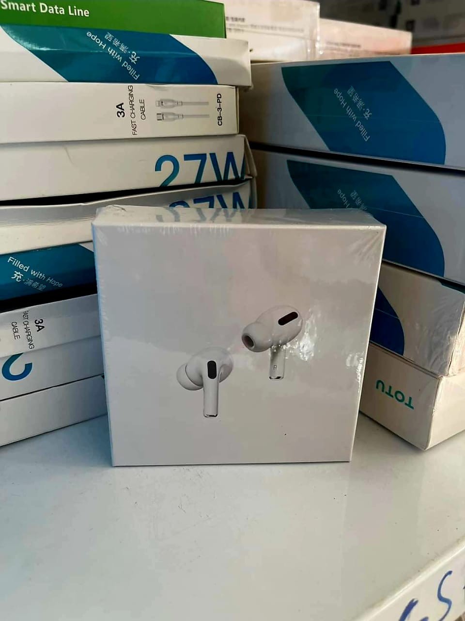 ຫູຟັງໄຮ້ສາຍ AirPods Pro ຍີ່ຫໍ້: Apple , ລຸ້ນ: A2083 A2084 A2190. ຫູຟັງໄຮ້ສາຍມາພ້ອມກັບເຄສສາກໄຮ້ສາຍອອກແບບໂດຍ Apple ໃນລັດແຄລິຟໍເນີຍ