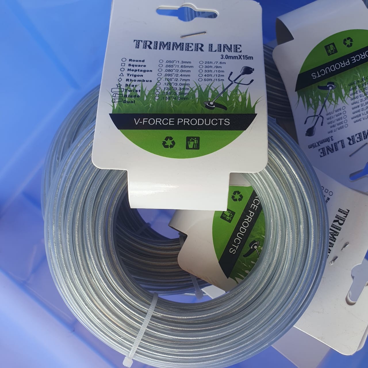 ສາຍເອັນຕັດຫຍ້າ ຍີ່ຫໍ້: TIRMMER LINE 3.00mm×15m, ຜະລິດຕະພັນ V-FORCE PRODUCTS, ສາຍເອັນຕັດຫຍ້າຂະໜາດ 3mm ຍາວ 15m ທາງໃນເປັນສາຍສະລິງ ຕັດຫຍ້າໄດ້ດີ ແລະ ຂາດຍາກ.