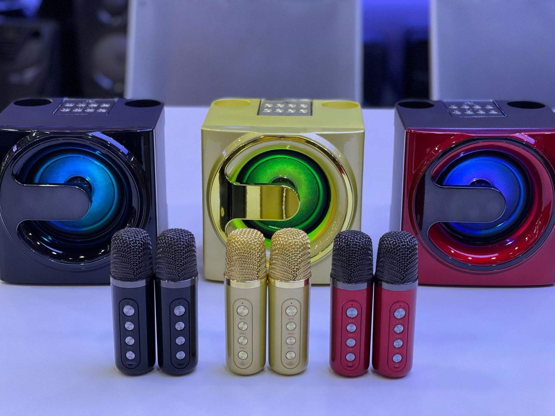 ລຳໂພງບຣູທູດ SU-YOSO ລຸ້ນ YS-207  ລຳໂພງ KTV ຕັ້ງໂຕະ  ລຳໂພງຄຸນນະພາບສູງ ມີໄມໂຄຣຟອນຄູ່ ເຮັດໃຫ້ຮ້ອງເພງຄູ່ກັນໄດ້ສະບາຍ ພ້ອມຟັງຊັນການໃຊ້ງານຄົບຄັນ ແລະ ສຽງຄົມຊັດ.