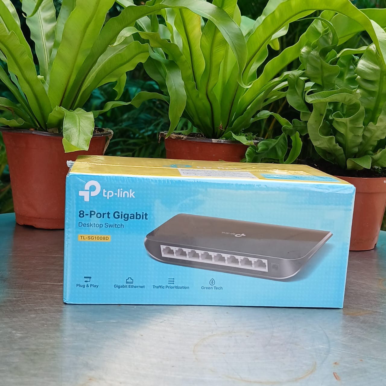 Gigabit Switching Hub 8 Port ຍີ່ຫໍ້ TP-LINK ລຸ່ນ TL-SG1008D  ມາກັບເທັກໂນໂລຢີ Green Ethernet ທີ່ປະຢັດພະລັງງານໄດ້ເຖິງ 80%