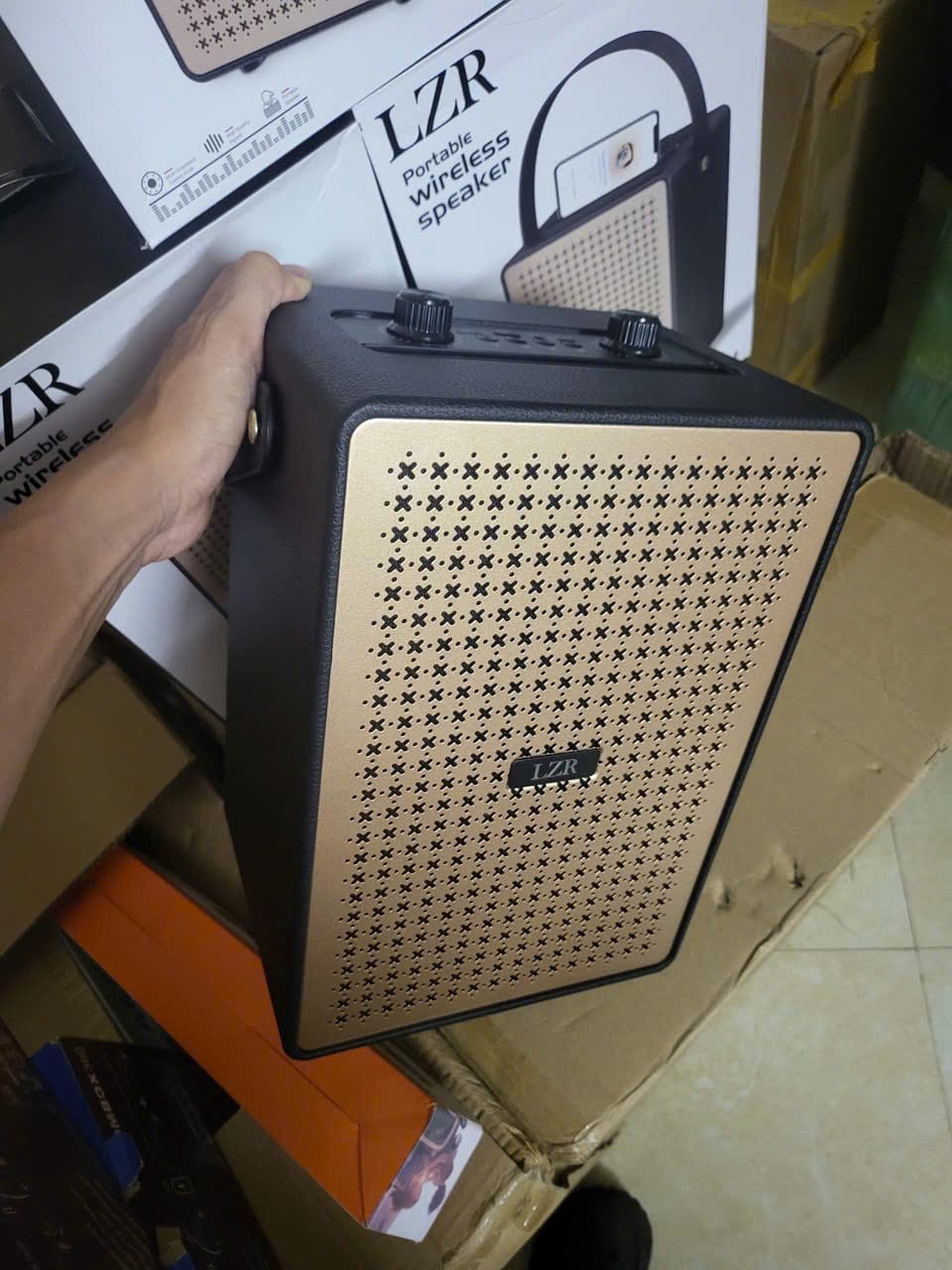 PORTAB LZR-421 ລຳໂພງແບບຄລາສສິກ ລຳໂພງແນວ Retro ທີ່ລວມການອອກແບບສະໄຕລ໌ວິນເທດ ກັບເທັກໂນໂລຊີສຽງສະໄໝໃໝ່.