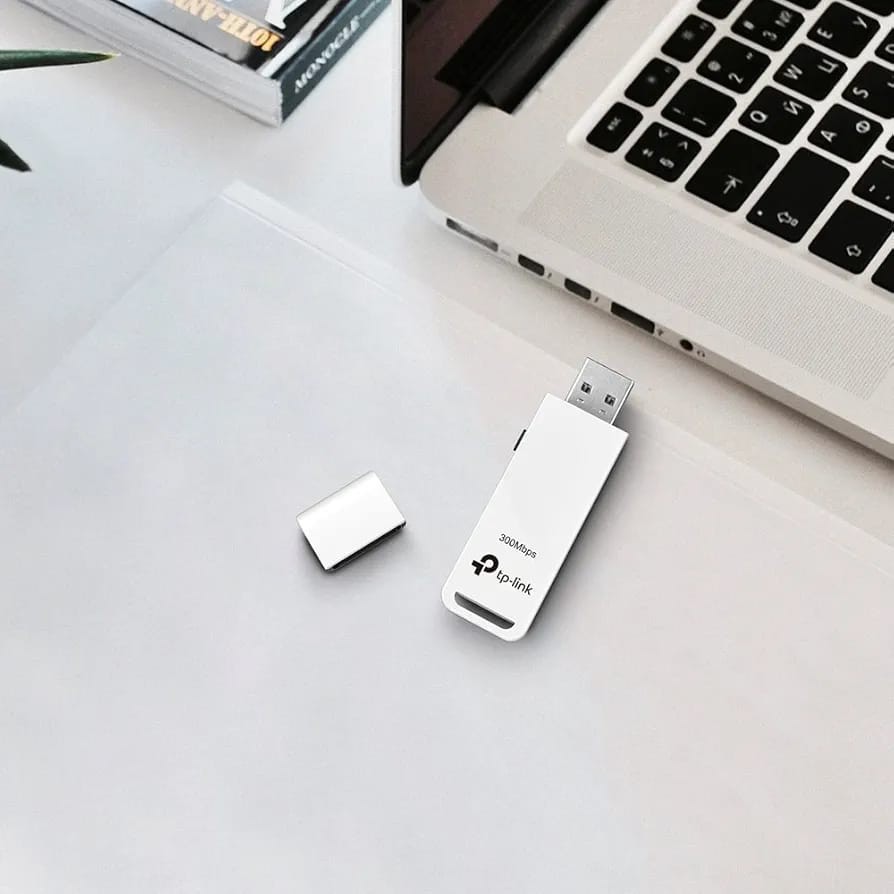 TL-WN821N ເປັນອະແດບເຕີ USB ໄຮ້ສາຍທີ່ຮອງຮັບ Wireless N 300 Mbps ໃຫ້ທ່ານສາມາດໃຊ້ອິນເຕີເນັດໄດ້ຢ່າງລື່ນໄหล ເໝາະສົມສຳລັບ ການຫຼີ້ນວິດີໂອ HD, ການຫຼີ້ນເກມອອນໄລນ໌ ແລະ ການໂທທາງອິນເຕີເນັດ